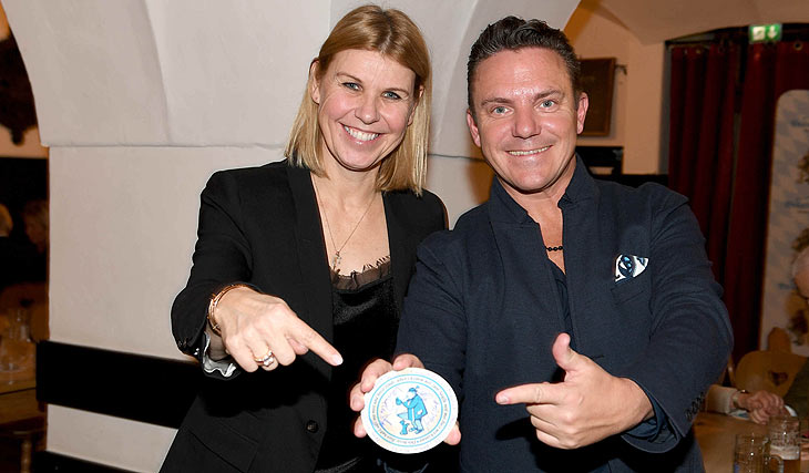 Anke Huber / Stefan Mross - auf einem Bierdeckel wurde festgehalten dass Stefan Mross neues Mitglied bei den „Eagles“ wird / Neujahrsempfang des "Eagles Charity Golf Club" im Herzoglichen Bräustüberl Tegernsee am 15.01.2023 / ©Foto:Schneider-Press/W.Breiteneicher 